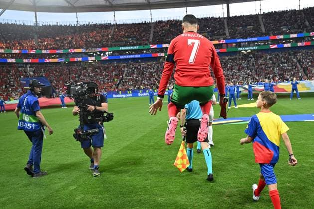 01 07 2024, xjhx, Football EM 2024 1 8 Final, Portugal Slovenia emspor, v l Cristiano Ronaldo Portugal UEFA REGULATIONS PROHIBIT ANY USE OF PHOTOGRAPHS as IMAGE SEQUENCES and or QUASI VIDEO Frankfurt am Main
