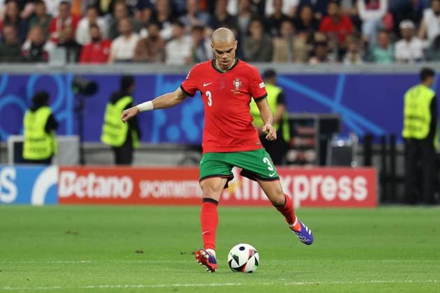 Frankfurt Arena Frankfurt am Main, UEFA EURO 2024 Germany, Monday 1 Jul 2024 Round of 16, Portugal Slovenia, Pepe Portugal on the ball, cropped image, single image, full body, action, action, game scene Copyright: JoaquimxFerreira