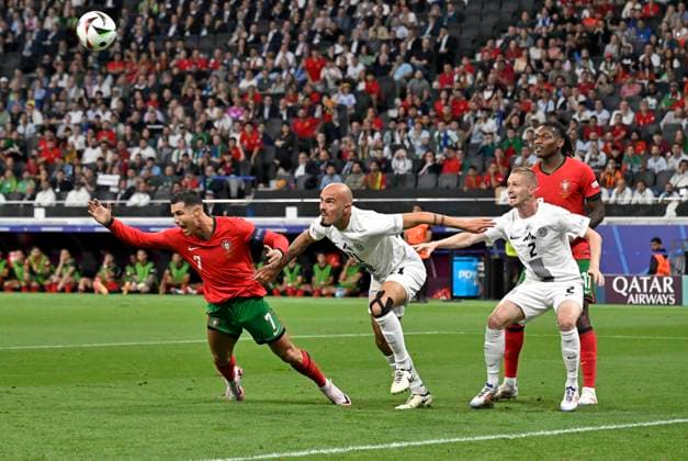 01 07 2024, Football UEFA EURO 2024, Round of 16, Portugal Slovenia, in the Frankfurt Arena Frankfurt am Main, f l Cristiano Ronaldo Portugal , who is being wrestled to the ground here by Vanja Drkusic Slovenia and Zan Karnicnik Slovenia