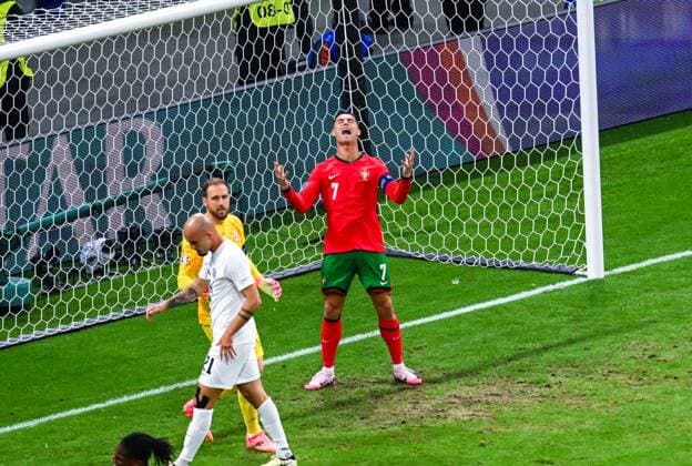Sport Themen der Woche KW27 Sport Bilder des Tages Cristiano Ronaldo (Portugal) aergert sich und gestikuliert, UEFA EURO, EM, Europameisterschaft,Fussball 2024 - Round of 16, Portugal vs Slovenia, Arena Frankfurt am 01. July 2024 in Frankfurt am Main, Deutschland. (Foto von Silas Schueller DeFodi Images) Cristiano Ronaldo (Portugal) gestures and looks frustrated, UEFA EURO 2024 - Round of 16, Portugal vs Slovenia, Arena Frankfurt on July 1, 2024 in Frankfurt am Main, Germany. (Photo by Silas Schueller DeFodi Images) Defodi-738_738_PORSVN_20240701_173 *** Cristiano Ronaldo Portugal is angry and gestures, UEFA EURO 2024 Round of 16, Portugal vs Slovenia, Arena Frankfurt on July 01, 2024 in Frankfurt am Main, Germany Photo by Silas Schueller DeFodi Images Cristiano Ronaldo Portugal gestures and looks frustrated, UEFA EURO 2024 Round of 16, Portugal vs Slovenia, Arena Frankfurt on July 1, 2024 in Frankfurt am Main, Germany Photo by Silas Schueller DeFodi Images Defodi 738 738 PORSVN 20240701 173 Defodi-738
