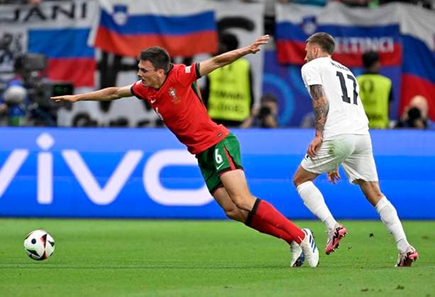 01 07 2024, Football UEFA EURO 2024, Round of 16, Portugal Slovenia, in the Frankfurt Arena Frankfurt am Main, v l Joao Palhinha Portugal vs Jan Mlakar Slovenia