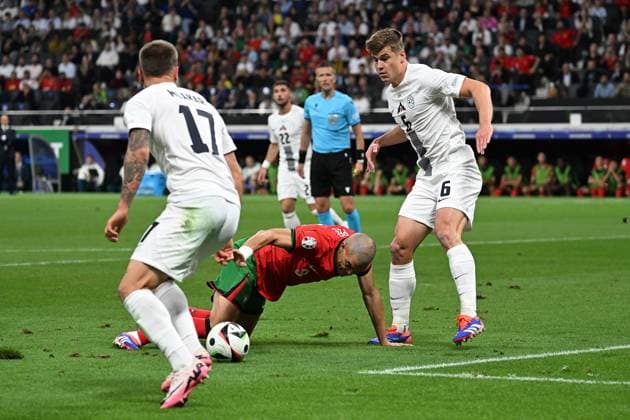 01 07 2024, xjhx, Football EM 2024 1 8 Final, Portugal Slovenia emspor, v l Pepe Portugal Jaka Bijol Slovenia duel, action, action, battle for the ball UEFA REGULATIONS PROHIBIT ANY USE OF PHOTOGRAPHS as IMAGE SEQUENCES and or QUASI VIDEO Frankfurt am Main