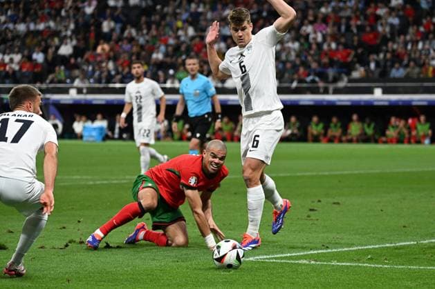 01 07 2024, xjhx, Football EM 2024 1 8 Final, Portugal Slovenia emspor, v l Pepe Portugal Jaka Bijol Slovenia duel, action, action, battle for the ball UEFA REGULATIONS PROHIBIT ANY USE OF PHOTOGRAPHS as IMAGE SEQUENCES and or QUASI VIDEO Frankfurt am Main