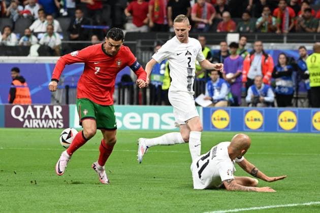 01 07 2024, xjhx, Football EM 2024 1 8 Final, Portugal Slovenia emspor, v l Cristiano Ronaldo Portugal Vanja Drkusic Slovenia duel, action, action, battle for the ball UEFA REGULATIONS PROHIBIT ANY USE OF PHOTOGRAPHS as IMAGE SEQUENCES and or QUASI VIDEO Frankfurt am Main