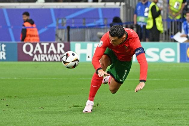 01 07 2024, xjhx, Football EM 2024 1 8 Final, Portugal Slovenia emspor, v l Cristiano Ronaldo Portugal UEFA REGULATIONS PROHIBIT ANY USE OF PHOTOGRAPHS as IMAGE SEQUENCES and or QUASI VIDEO Frankfurt am Main