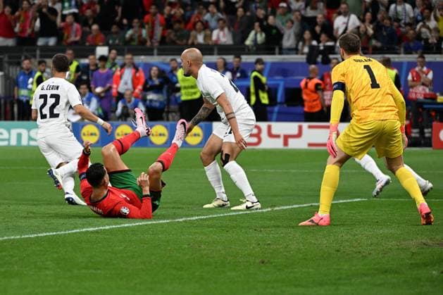 01 07 2024, xjhx, European Football Championship 2024 1 8 Final, Portugal Slovenia emspor, v l Adam Gnezda Cerin Slovenia Cristiano Ronaldo Portugal Vanja Drkusic Slovenia Jan Oblak Slovenia duel, action, action, battle for the ball UEFA REGULATIONS PROHIBIT ANY USE OF PHOTOGRAPHS as IMAGE SEQUENCES and or QUASI VIDEO Frankfurt am Main
