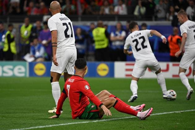 01 07 2024, xjhx, European Football Championship 2024 1 8 Final, Portugal Slovenia emspor, v l Vanja Drkusic Slovenia Cristiano Ronaldo Portugal UEFA REGULATIONS PROHIBIT ANY USE OF PHOTOGRAPHS as IMAGE SEQUENCES and or QUASI VIDEO Frankfurt am Main