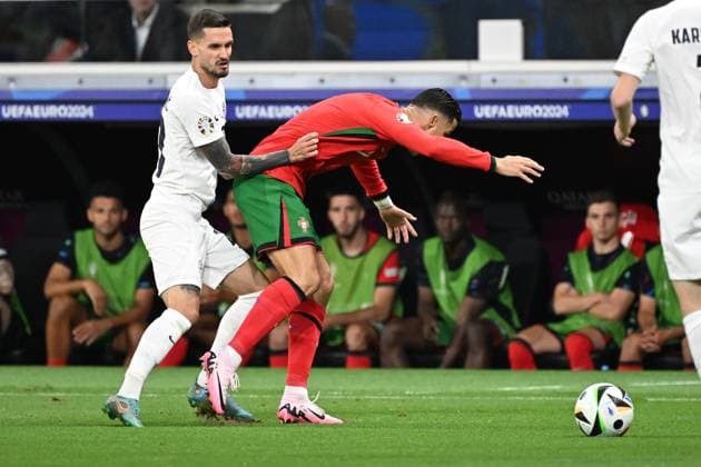 01 07 2024, xjhx, Football EM 2024 1 8 Final, Portugal Slovenia emspor, v l Petar Stojanovic Slovenia Cristiano Ronaldo Portugal duel, action, action, battle for the ball UEFA REGULATIONS PROHIBIT ANY USE OF PHOTOGRAPHS as IMAGE SEQUENCES and or QUASI VIDEO Frankfurt am Main