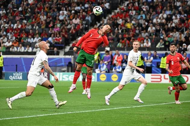 01 07 2024, xjhx, Football EM 2024 1 8 Final, Portugal Slovenia emspor, v l Vanja Drkusic Slovenia Cristiano Ronaldo Portugal duel, action, action, battle for the ball UEFA REGULATIONS PROHIBIT ANY USE OF PHOTOGRAPHS as IMAGE SEQUENCES and or QUASI VIDEO Frankfurt am Main