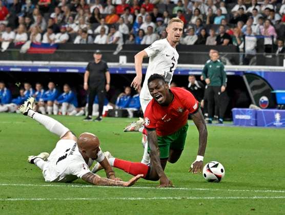 01 07 2024, Football UEFA EURO 2024, Round of 16, Portugal Slovenia, in the Frankfurt Arena Frankfurt am Main, v l Vanja Drkusic Slovenia takes Rafael Leao Portugal off his feet