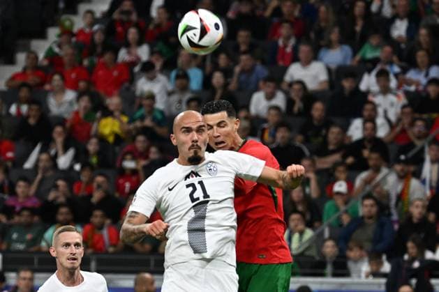 01 07 2024, xjhx, Football EM 2024 1 8 Final, Portugal Slovenia emspor, v l Vanja Drkusic Slovenia Cristiano Ronaldo Portugal duel, action, action, battle for the ball UEFA REGULATIONS PROHIBIT ANY USE OF PHOTOGRAPHS as IMAGE SEQUENCES and or QUASI VIDEO Frankfurt am Main
