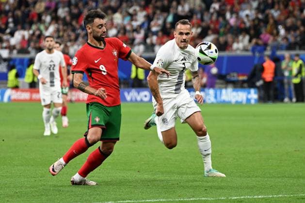 01 07 2024, xjhx, European Football Championship 2024 1 8 Final, Portugal Slovenia emspor, v l Bruno Miguel Bonges Fernandes Portugal Jure Balkovec Slovenia duel, action, action, battle for the ball UEFA REGULATIONS PROHIBIT ANY USE OF PHOTOGRAPHS as IMAGE SEQUENCES and or QUASI VIDEO Frankfurt am Main