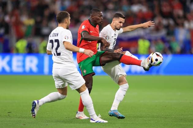 Fußball UEFA EURO 2024 Achtelfinale Portugal gegen Slowenien 1. Juli 2024 UEFA EURO 2024 Achtelfinale Portugal gegen Slowenien Nuno Mendes von Portugal und Petar Stojanovic von Slowenien Foto Simon Stacpoole Abseits Frankfurt Deutschland  Copyright: xSimonxStacpoolexOffside