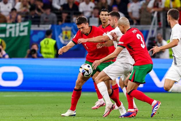 2024-07-01 Portugal v Slovenia - Round of 16 - UEFA EURO, EM, Europameisterschaft,Fussball 2024 FRANKFURT, GERMANY - JULY 1: Joao Palhinha of Portugal battles for possession with Andraz Sporar of Slovenia and Pepe of Portugal during the Round of 16 - UEFA EURO 2024 match between Portugal and Slovenia at Deutsche Bank Park on July 1, 2024 in Frankfurt, Germany. (Photo by Peter Lous BSR Agency) Frankfurt Germany Content not available for redistribution in The Netherlands directly or indirectly through any third parties. Copyright: xBSRxAgencyx