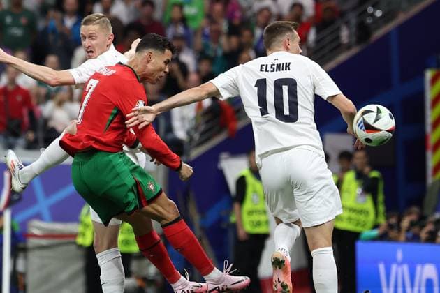 Frankfurt Arena Frankfurt am Main, UEFA EURO 2024 Germany, Monday 1 Jul 2024 Round of 16, Portugal Slovenia, Cristiano Ronaldo Portugal header, Timi Elsnik Slovenia Copyright: JoaquimxFerreira