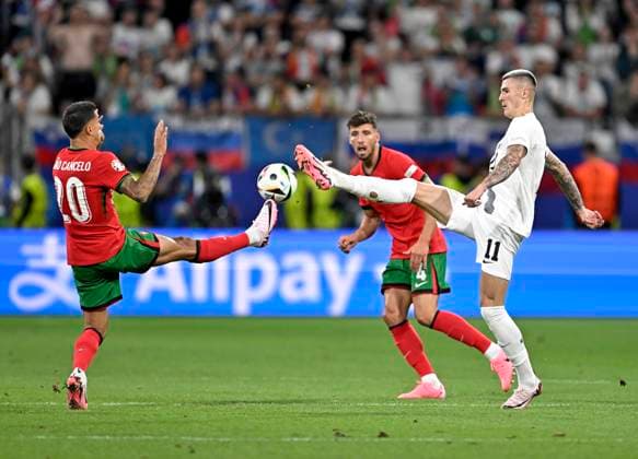 01 07 2024, Football UEFA EURO 2024, Round of 16, Portugal Slovenia, in the Frankfurt Arena Frankfurt am Main, f l Joao Cancelo Portugal and Ruben Dias Portugal against Benjamin Sesko Slovenia