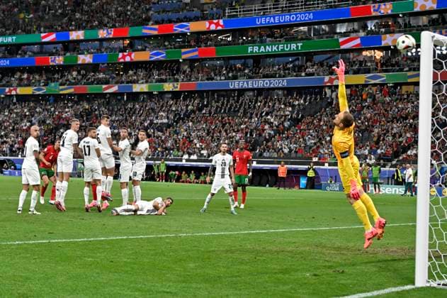 01 07 2024, Football UEFA EURO 2024, Round of 16, Portugal Slovenia, at Frankfurt Arena Frankfurt am Main, Cristiano Ronaldo Portugal takes the free kick from Jan Oblak Slovenia
