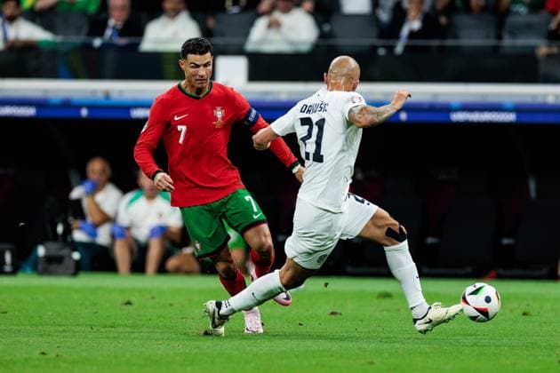 UEFA EURO 2024 Portugal Slovenia 01 07 2024 duel Cristiano Ronaldo dos Santos Aveiro Portugal, 7 , Vanja Drkusic Slovenia, 21 UEFA EURO 2024 Portugal Slovenia Frankfurt Arena Frankfurt on 01 07 2024 Copyright: xBEAUTIFULxSPORTS Wunderlx
