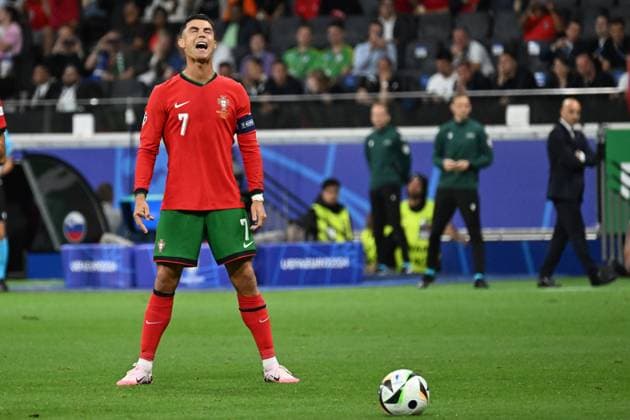 01 07 2024, xjhx, Football EM 2024 1 8 Final, Portugal Slovenia emspor, v l Cristiano Ronaldo Portugal at free kick UEFA REGULATIONS PROHIBIT ANY USE OF PHOTOGRAPHS as IMAGE SEQUENCES and or QUASI VIDEO Frankfurt am Main