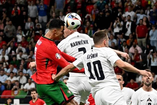 01 07 2024, xjhx, Football EM 2024 1 8 Final, Portugal Slovenia emspor, v l Cristiano Ronaldo Portugal Zan Karnicnik Slovenia Timi Elsnik Slovenia duel, action, action, battle for the ball UEFA REGULATIONS PROHIBIT ANY USE OF PHOTOGRAPHS as IMAGE SEQUENCES and or QUASI VIDEO Frankfurt am Main