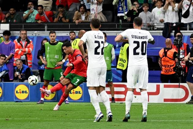 01 07 2024, xjhx, Football EM 2024 1 8 Final, Portugal Slovenia emspor, v l Cristiano Ronaldo Portugal at free kick UEFA REGULATIONS PROHIBIT ANY USE OF PHOTOGRAPHS as IMAGE SEQUENCES and or QUASI VIDEO Frankfurt am Main