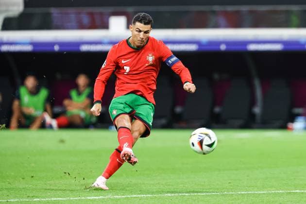 Free kick Cristiano Ronaldo Portugal, 07 GER, Portugal POR vs Slovenia SVO , European Football Championship, UEFA EURO 2024, Round of 16, 01 07 2024 GER, Portugal POR vs Slovenia SVO , European Football Championship, UEFA EURO 2024, Round of 16, 01 07 2024 Frankfurt Copyright: xEibner-Pressefoto RogerxBuerkex EP