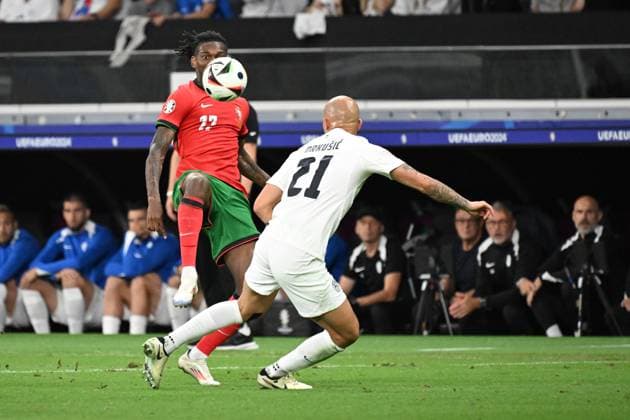 01 07 2024, xjhx, European Football Championship 2024 1 8 Final, Portugal Slovenia emspor, v l Rafael Alexandre da Conceicao Leao Portugal Vanja Drkusic Slovenia duel, action, action, battle for the ball UEFA REGULATIONS PROHIBIT ANY USE OF PHOTOGRAPHS as IMAGE SEQUENCES and or QUASI VIDEO Frankfurt am Main