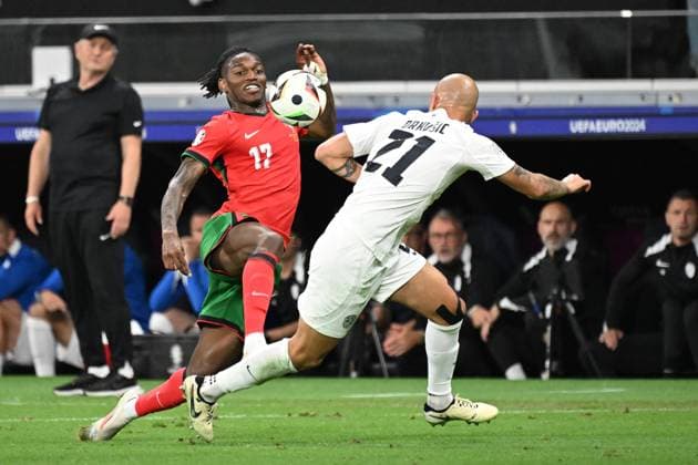 01 07 2024, xjhx, European Football Championship 2024 1 8 Final, Portugal Slovenia emspor, v l Rafael Alexandre da Conceicao Leao Portugal Vanja Drkusic Slovenia duel, action, action, battle for the ball UEFA REGULATIONS PROHIBIT ANY USE OF PHOTOGRAPHS as IMAGE SEQUENCES and or QUASI VIDEO Frankfurt am Main