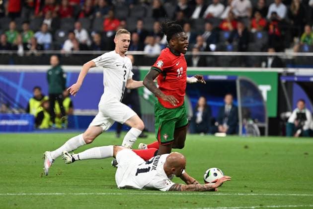 01 07 2024, xjhx, European Football Championship 2024 1 8 Final, Portugal Slovenia emspor, v l Rafael Alexandre da Conceicao Leao Portugal Vanja Drkusic Slovenia duel, action, action, battle for the ball UEFA REGULATIONS PROHIBIT ANY USE OF PHOTOGRAPHS as IMAGE SEQUENCES and or QUASI VIDEO Frankfurt am Main