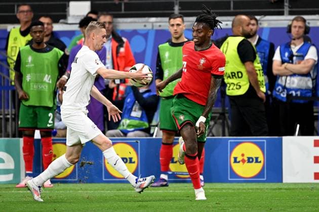 01 07 2024, xjhx, Football EM 2024 1 8 Final, Portugal Slovenia emspor, v l Zan Karnicnik Slovenia Rafael Alexandre da Conceicao Leao Portugal duel, action, action, battle for the ball UEFA REGULATIONS PROHIBIT ANY USE OF PHOTOGRAPHS as IMAGE SEQUENCES and or QUASI VIDEO Frankfurt am Main