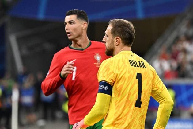 01 07 2024, xjhx, Football EM 2024 1 8 Final, Portugal Slovenia emspor, v l Cristiano Ronaldo Portugal Jan Oblak Slovenia UEFA REGULATIONS PROHIBIT ANY USE OF PHOTOGRAPHS as IMAGE SEQUENCES and or QUASI VIDEO Frankfurt am Main