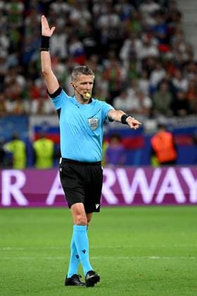01 07 2024, xjhx, Football EM 2024 1 8 Final, Portugal Slovenia emspor, v l Referee Referee Daniele Orsato Italy gives instructions, gesticulates, gesticulate with arms gives instructions, gesticulate UEFA REGULATIONS PROHIBIT ANY USE OF PHOTOGRAPHS as IMAGE SEQUENCES and or QUASI VIDEO Frankfurt am Main