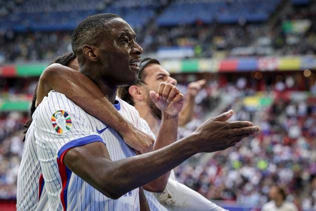 Joie des joueurs de France apres le but de 12 Kolo Muani Randal KOLO MUANI Forward (FRA FOOTBALL : France vs Belgique- Euro 2024 round of 16 - Dusseldorf Arena - 01-07-2024 ElyxandroCegarra Panoramic 