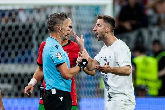 UEFA EURO 2024 Portugal Slovenia 01 07 2024 Andraz Sporar Slovenia, 9 discussed with referee Daniele Orsato ITA UEFA EURO 2024 Portugal Slovenia Frankfurt Arena Frankfurt 01 07 2024 Copyright: xBEAUTIFULxSPORTS Wunderlx