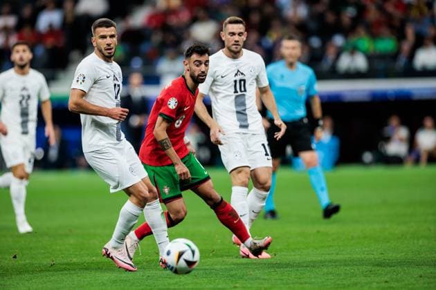 UEFA EURO 2024 Portugal Slovenia 01 07 2024 duel Jan Mlakar Slovenia, 17 , Bruno Miguel Borges Fernandes Portugal, 8 UEFA EURO 2024 Portugal Slovenia Frankfurt Arena Frankfurt 01 07 2024 Copyright: xBEAUTIFULxSPORTS Wunderlx