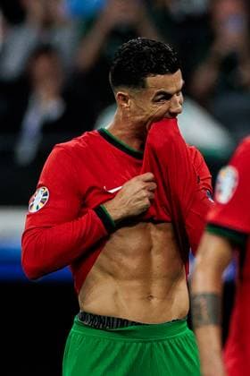 UEFA EURO 2024 Portugal Slovenia 01 07 2024 Cristiano Ronaldo dos Santos Aveiro Portugal, 7 wipes his mouth before taking the free-kick UEFA EURO 2024 Portugal Slovenia Frankfurt Arena Frankfurt 01 07 2024 Copyright: xBEAUTIFULxSPORTS Wunderlx