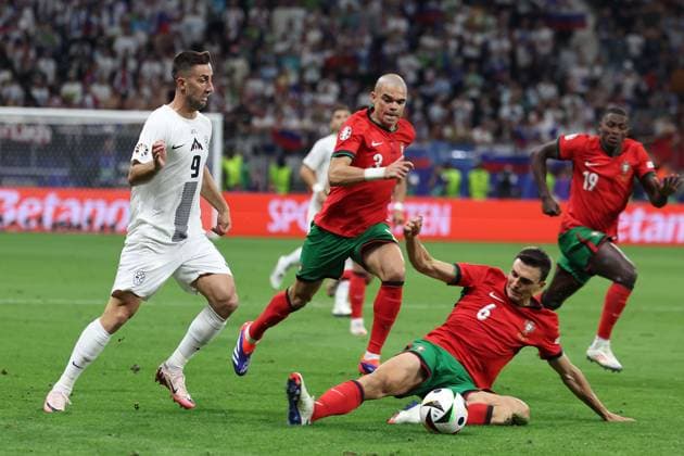 Frankfurt Arena Frankfurt am Main, UEFA EURO 2024 Germany, Monday 1 Jul 2024 Round of 16, Portugal Slovenia, Andraz Sporar Slovenia , Pepe Portugal , Joao Palhinha Portugal duel, action, action, battles for the ball Copyright: JoaquimxFerreira