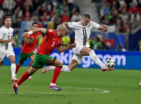 01 07 2024, Football UEFA EURO 2024, Round of 16, Portugal Slovenia, in the Frankfurt Arena Frankfurt am Main, v l Pepe Portugal cant keep up with Benjamin Sesko Slovenia