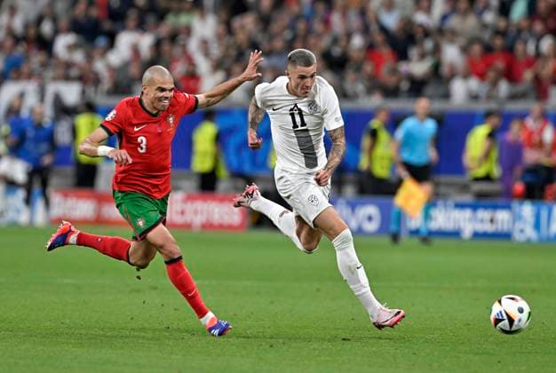 01 07 2024, Football UEFA EURO 2024, Round of 16, Portugal Slovenia, in the Frankfurt Arena Frankfurt am Main, v l Pepe Portugal cant keep up with Benjamin Sesko Slovenia