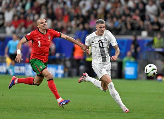 01 07 2024, Football UEFA EURO 2024, Round of 16, Portugal Slovenia, in the Frankfurt Arena Frankfurt am Main, v l Pepe Portugal cant keep up with Benjamin Sesko Slovenia