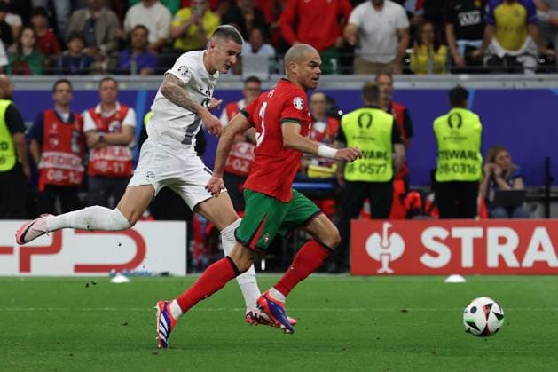Frankfurt Arena Frankfurt am Main, UEFA EURO 2024 Germany, Monday 1 Jul 2024 Round of 16, Portugal Slovenia, Benjamin Sesko Slovenia , Pepe Portugal , duel, action, action, battles for the ball Copyright: JoaquimxFerreira