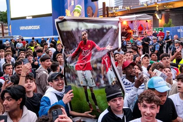 Fans hold a poster of Cristiano Ronaldo in the air GER, UEFA EURO 2024, Portugal vs Slovenia, Round of 16, Fanzone, Frankfurt am Main, 01 07 2024 GER, UEFA EURO 2024, Portugal vs Slovenia, Round of 16, Fanzone, Frankfurt am Main, 01 07 2024 Frankfurt am Main Copyright: xEibner-Pressefoto FlorianxWieganx EP_FWD