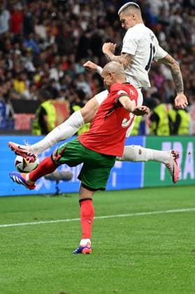 01 07 2024, xjhx, Football EM 2024 1 8 Final, Portugal Slovenia emspor, v l Pepe Portugal Benjamin Sesko Slovenia duel, action, action, battle for the ball UEFA REGULATIONS PROHIBIT ANY USE OF PHOTOGRAPHS as IMAGE SEQUENCES and or QUASI VIDEO Frankfurt am Main