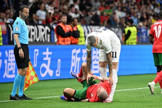 01 07 2024, xjhx, European Football Championship 2024 1 8 Final, Portugal Slovenia emspor, v l Pepe Portugal Benjamin Sesko Slovenia UEFA REGULATIONS PROHIBIT ANY USE OF PHOTOGRAPHS as IMAGE SEQUENCES and or QUASI VIDEO Frankfurt am Main