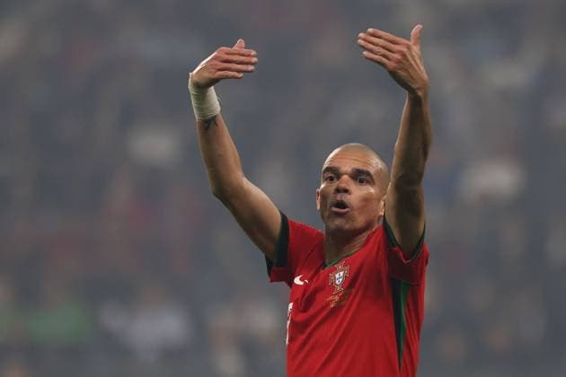 Frankfurt Arena Frankfurt am Main, UEFA EURO 2024 Germany, Monday 1 Jul 2024 Round of 16, Portugal Slovenia, Pepe Portugal , gives instructions, gesticulates, gesticulate with arms gives instructions, gesticulate Copyright: JoaquimxFerreira