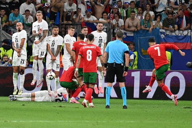 01 07 2024, xjhx, Football EM 2024 1 8 Final, Portugal Slovenia emspor, v l Cristiano Ronaldo Portugal free kick UEFA REGULATIONS PROHIBIT ANY USE OF PHOTOGRAPHS as IMAGE SEQUENCES and or QUASI VIDEO Frankfurt am Main