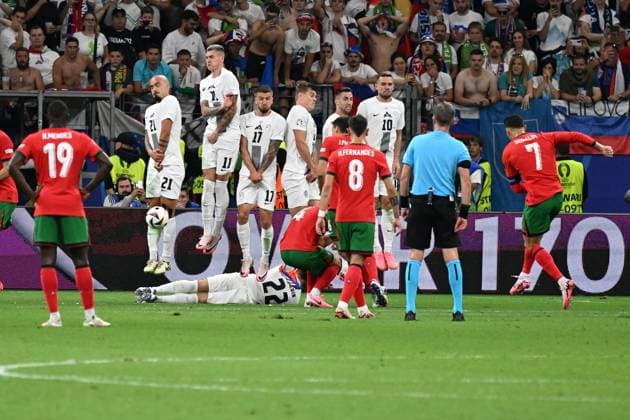 01 07 2024, xjhx, Football EM 2024 1 8 Final, Portugal Slovenia emspor, v l Cristiano Ronaldo Portugal free kick UEFA REGULATIONS PROHIBIT ANY USE OF PHOTOGRAPHS as IMAGE SEQUENCES and or QUASI VIDEO Frankfurt am Main