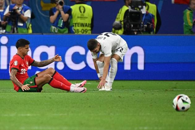01 07 2024, xjhx, European Football Championship 2024 1 8 Final, Portugal Slovenia emspor, v l Joao Pedro Cavaco Cancelo Portugal Adam Gnezda Cerin Slovenia UEFA REGULATIONS PROHIBIT ANY USE OF PHOTOGRAPHS as IMAGE SEQUENCES and or QUASI VIDEO Frankfurt am Main