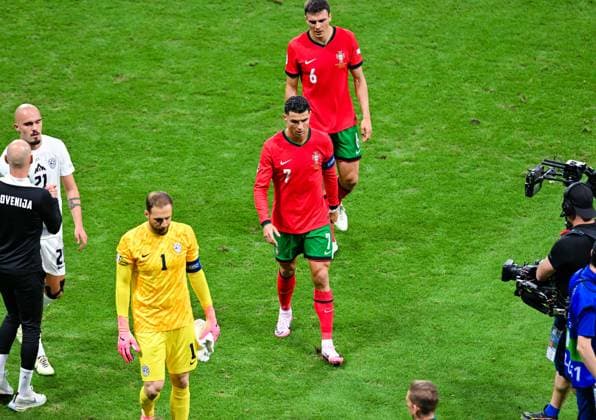 Cristiano Ronaldo Portugal leaves the pitch, UEFA EURO 2024 Round of 16, Portugal vs Slovenia, Arena Frankfurt on July 01, 2024 in Frankfurt am Main, Germany Photo by Silas Schueller DeFodi Images Cristiano Ronaldo Portugal leaves the pitch, UEFA EURO 2024 Round of 16, Portugal vs Slovenia, Arena Frankfurt on July 1, 2024 in Frankfurt am Main, Germany Photo by Silas Schueller DeFodi Images Defodi 738 738 PORSVN 20240701 220 Defodi-738
