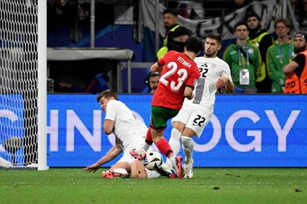 01 07 2024, xjhx, Football EM 2024 1 8 Final, Portugal Slovenia emspor, v l Jaka Bijol Slovenia Vitor Machado Ferreira Vitinha Portugal Adam Gnezda Cerin Slovenia duel, action, action, battle for the ball UEFA REGULATIONS PROHIBIT ANY USE OF PHOTOGRAPHS as IMAGE SEQUENCES and or QUASI VIDEO Frankfurt am Main